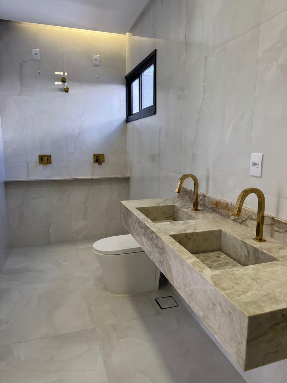 Casa de Alto Padrão com Piscina e 3 Suítes/ 260 m² / Projeto Exclusivo