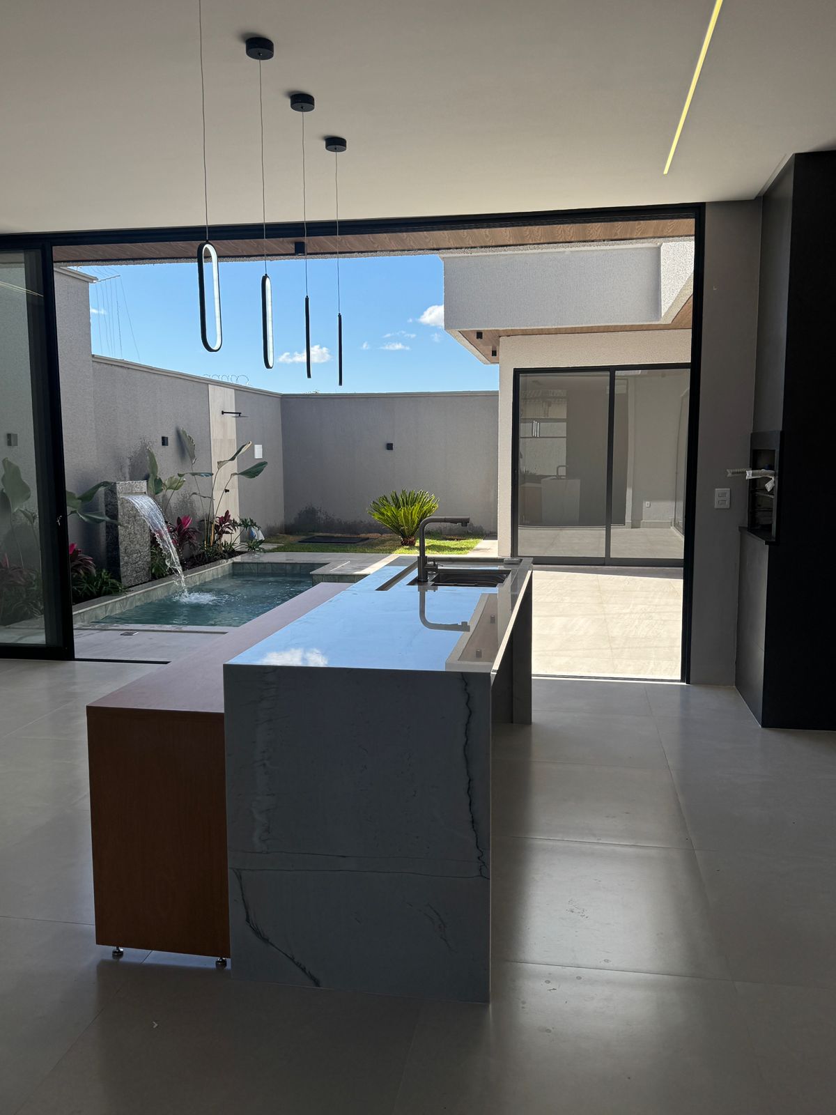 Casa de Alto Padrão com Piscina e 3 Suítes/ 260 m² / Projeto Exclusivo