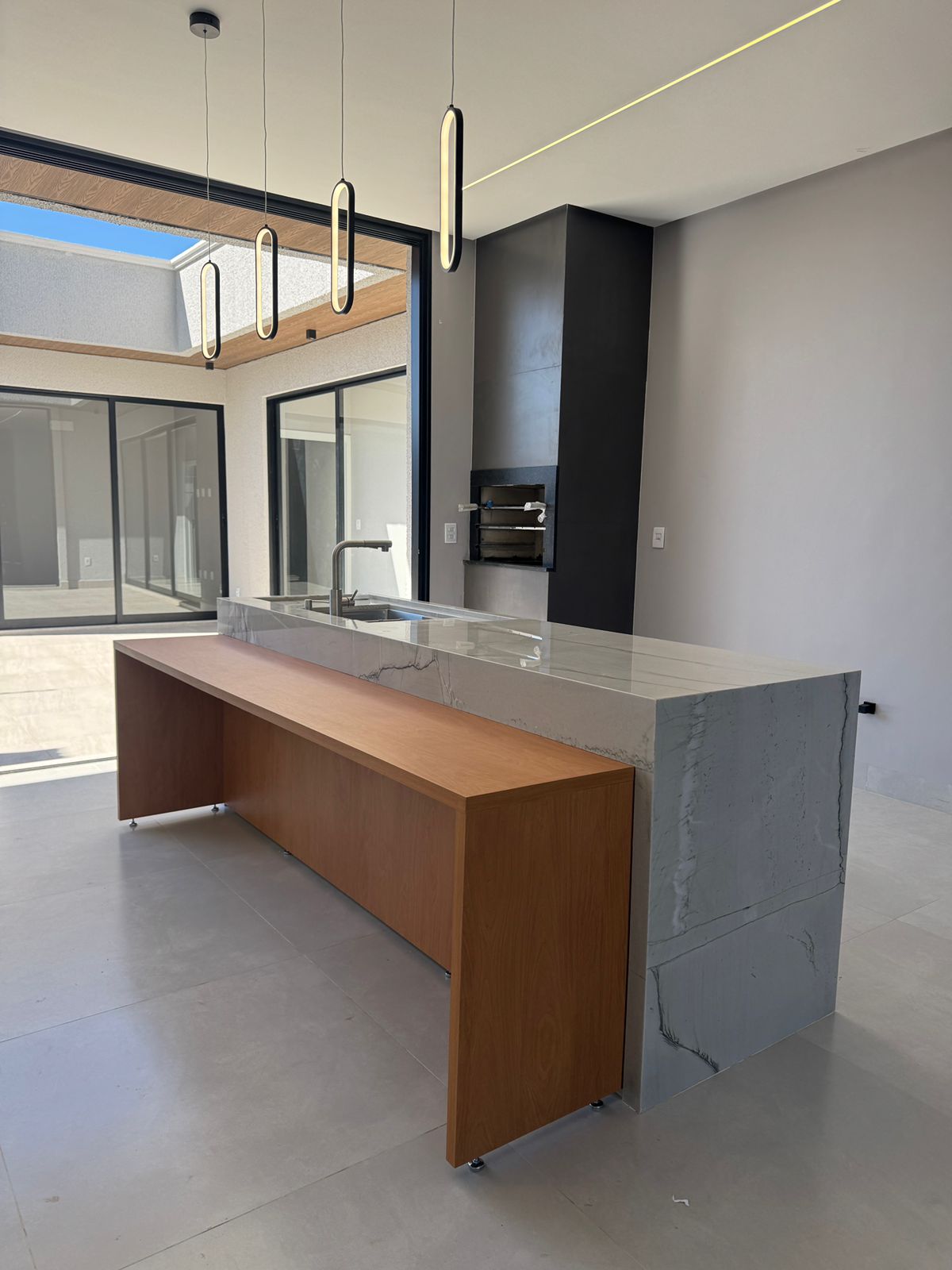 Casa de Alto Padrão com Piscina e 3 Suítes/ 260 m² / Projeto Exclusivo