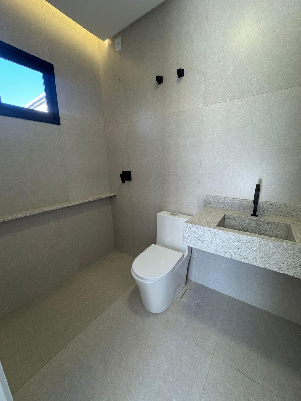 Casa de Alto Padrão com Piscina e 3 Suítes/ 260 m² / Projeto Exclusivo