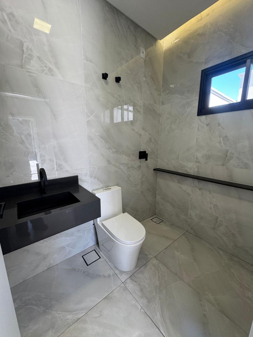 Casa de Alto Padrão com Piscina e 3 Suítes/ 260 m² / Projeto Exclusivo
