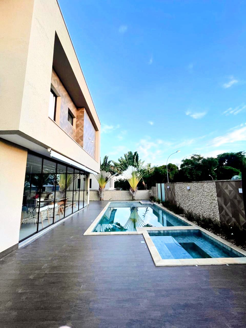 Sobrado Exclusivo 3 Suítes com Piscina, SPA e Energia Solar - 510m² de Terreno