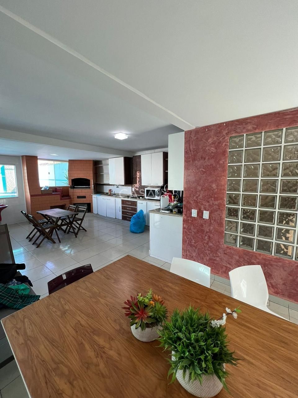 Casa à venda com 3 quartos, suíte com closet, piscina e energia solar
