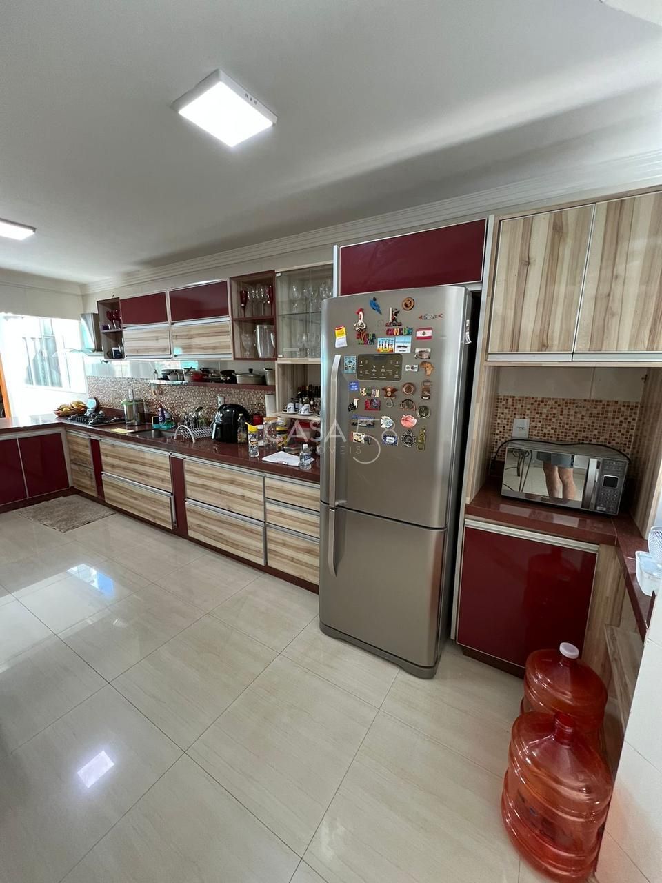 Casa à venda com 3 quartos, suíte com closet, piscina e energia solar