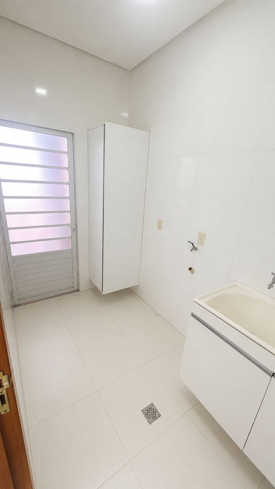 Casa Térrea a venda em Condomínio fechado no Residencial Jardim Veneza / Senador Canedo / 3 quartos / 1 suite / area gourmet com churrasqueira / energia solar