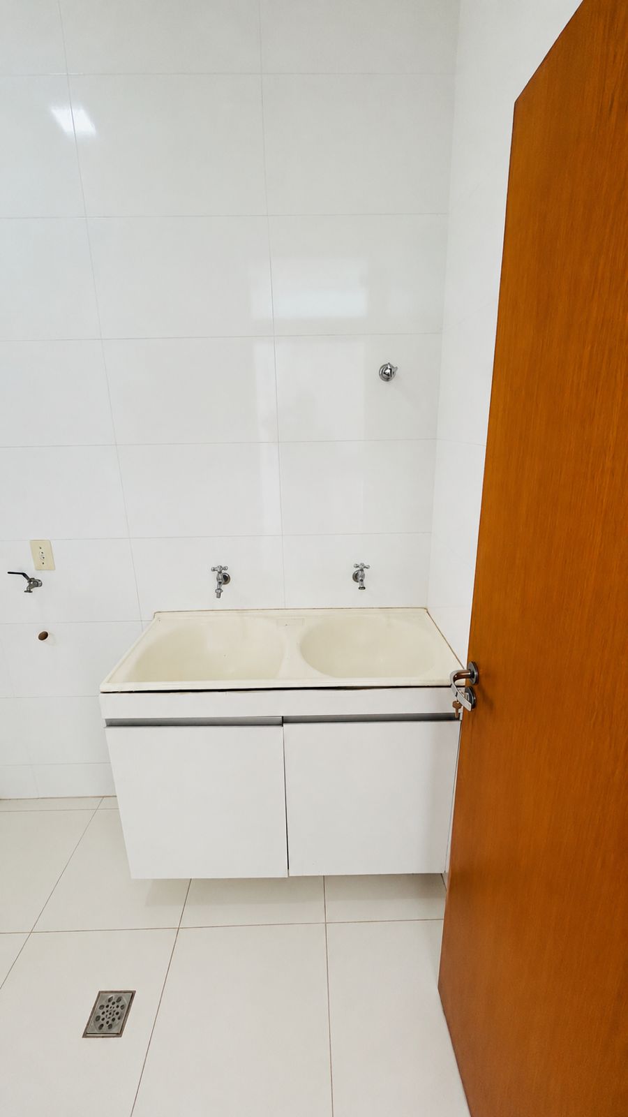 Casa Térrea a venda em Condomínio fechado no Residencial Jardim Veneza / Senador Canedo / 3 quartos / 1 suite / area gourmet com churrasqueira / energia solar