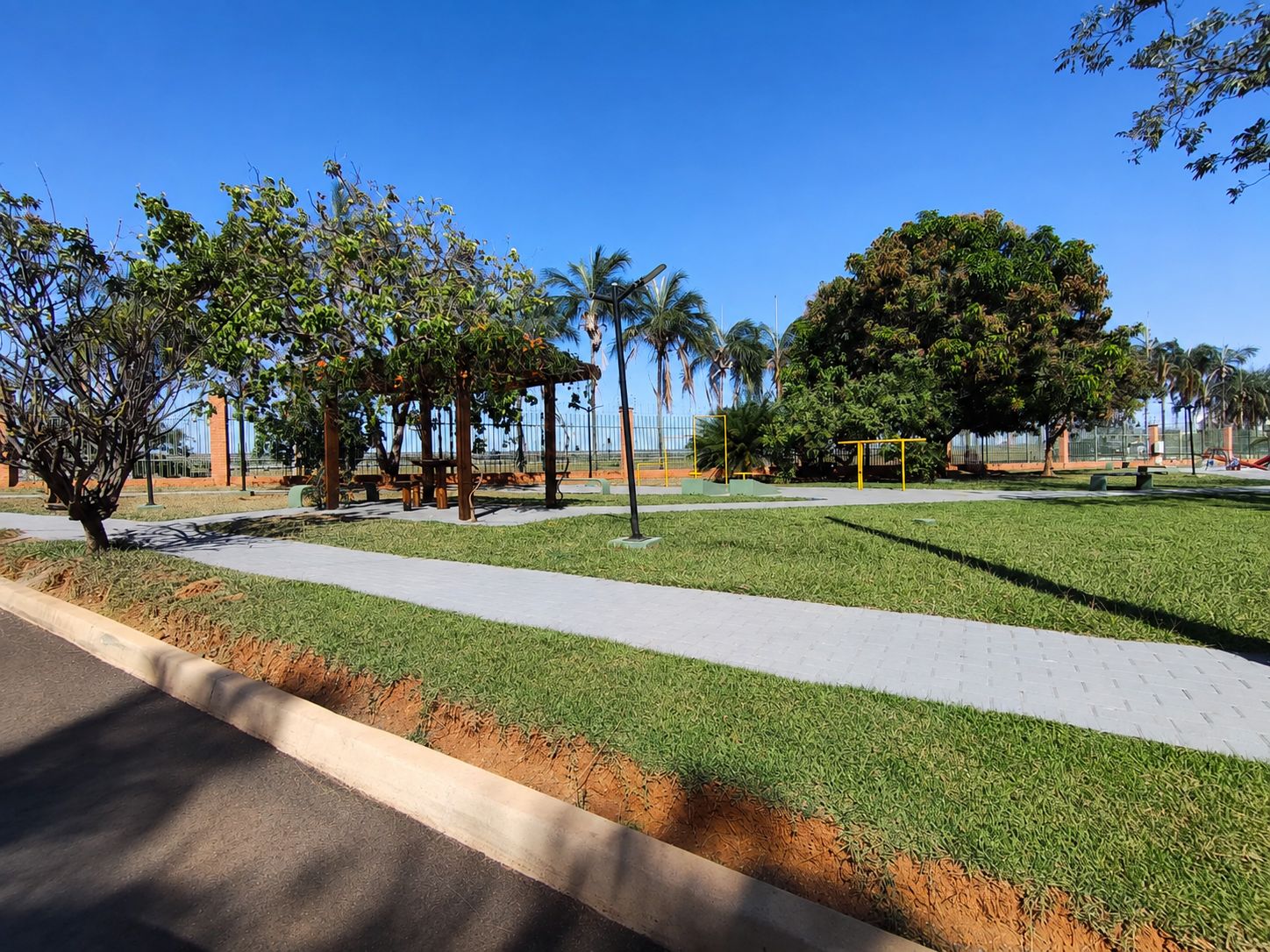 Casa Térrea a venda em Condomínio fechado no Residencial Jardim Veneza / Senador Canedo / 3 quartos / 1 suite / area gourmet com churrasqueira / energia solar