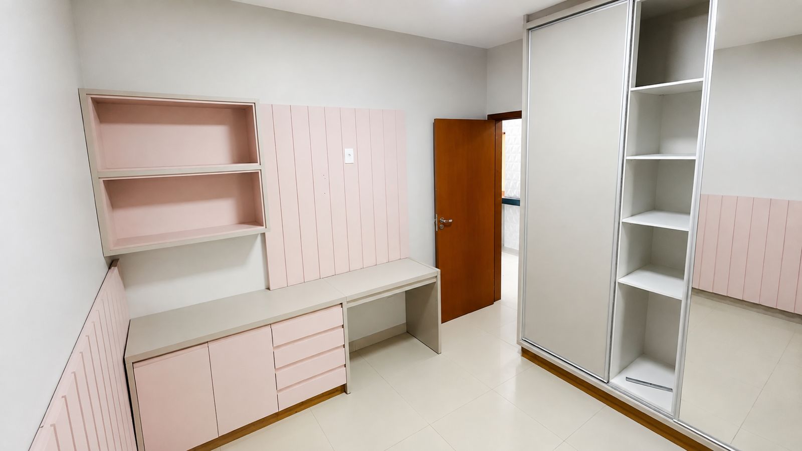 Casa Térrea a venda em Condomínio fechado no Residencial Jardim Veneza / Senador Canedo / 3 quartos / 1 suite / area gourmet com churrasqueira / energia solar