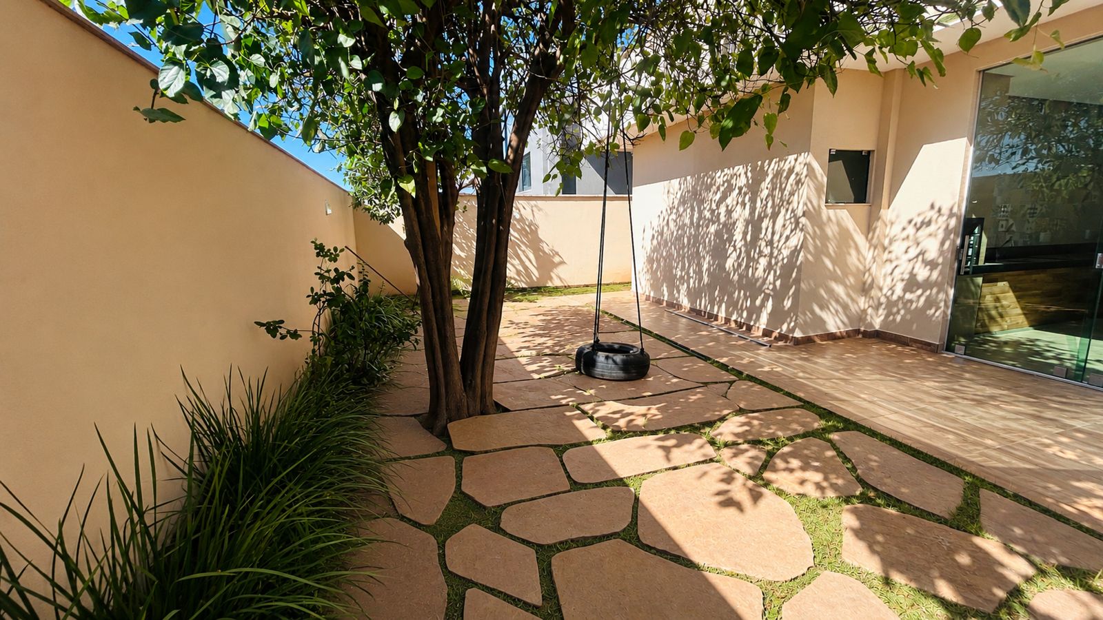 Casa Térrea a venda em Condomínio fechado no Residencial Jardim Veneza / Senador Canedo / 3 quartos / 1 suite / area gourmet com churrasqueira / energia solar