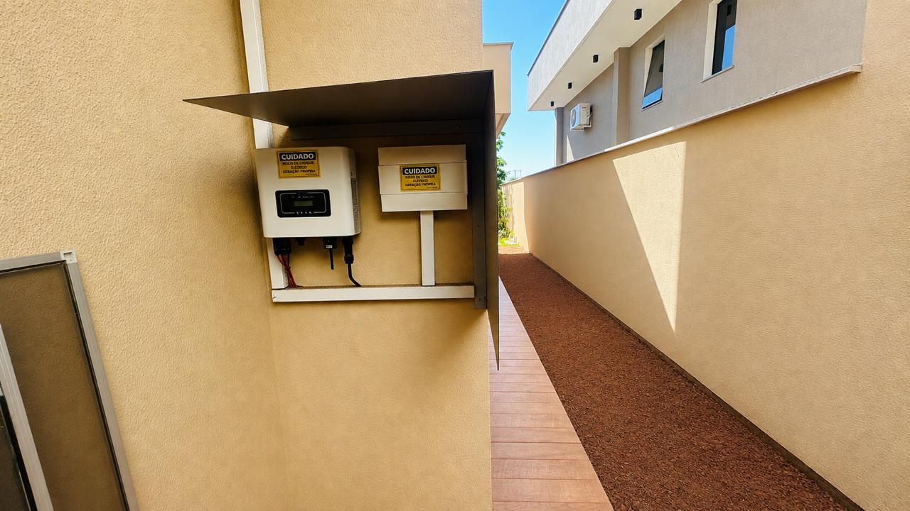 Casa Térrea a venda em Condomínio fechado no Residencial Jardim Veneza / Senador Canedo / 3 quartos / 1 suite / area gourmet com churrasqueira / energia solar