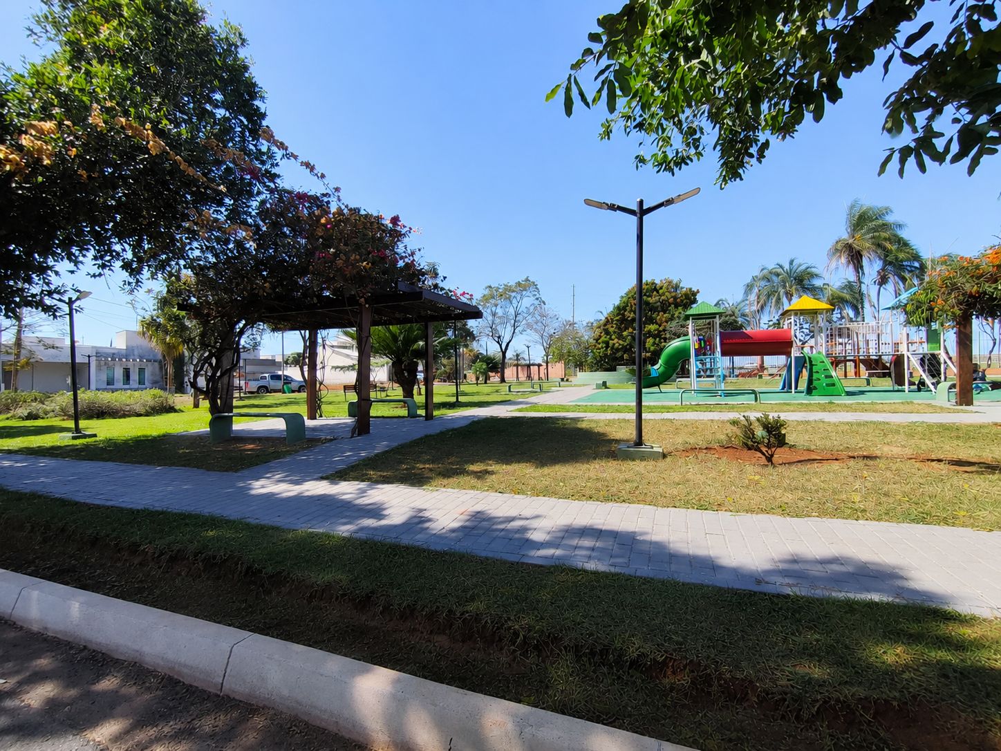 Casa Térrea a venda em Condomínio fechado no Residencial Jardim Veneza / Senador Canedo / 3 quartos / 1 suite / area gourmet com churrasqueira / energia solar