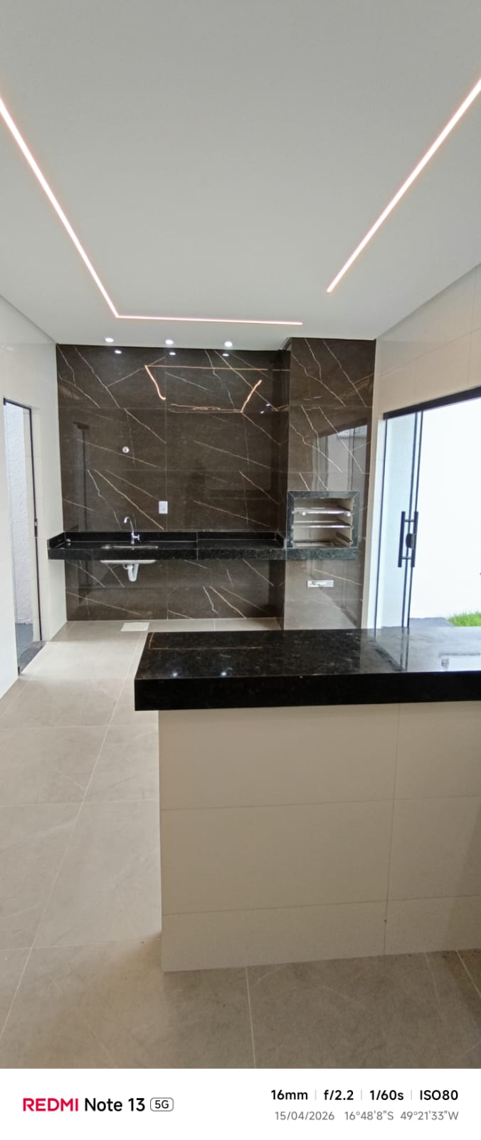 Casa a venda Jardim Himalaia / Aparecida de Goiania / 3 quartos / 1 suíte / Sala com pé-direito alto / Cozinha integrada à área gourmet / Churrasqueira
