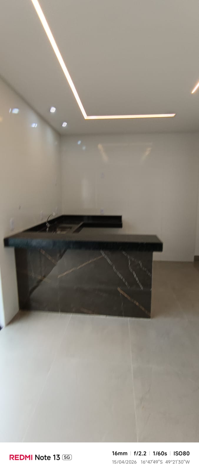 Casa a venda Jardim Himalaia / Aparecida de Goiania / 3 quartos / 1 suíte / Sala com pé-direito alto / Cozinha integrada à área gourmet / Churrasqueira
