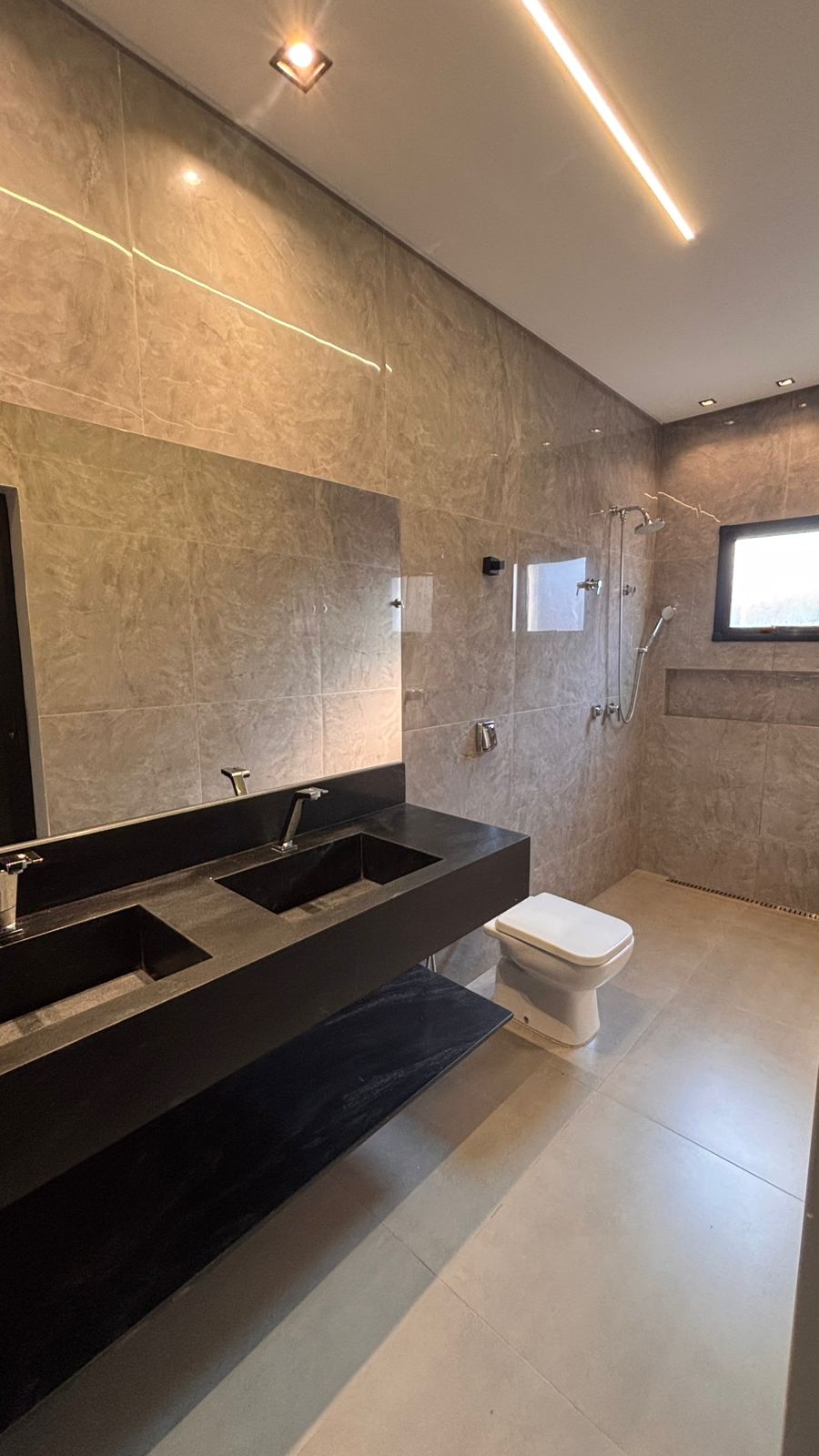 Casa térrea a venda / Jardins Barcelona / 190 m² e terreno de 300 m² / 3 suites / home theater / piscina aquecida com prainha / hidro / LED