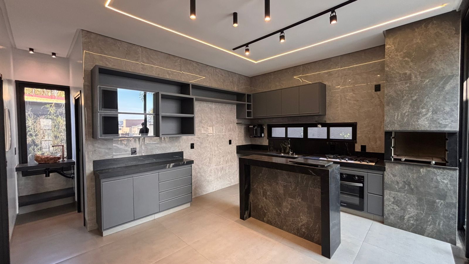 Casa térrea a venda / Jardins Barcelona / 190 m² e terreno de 300 m² / 3 suites / home theater / piscina aquecida com prainha / hidro / LED