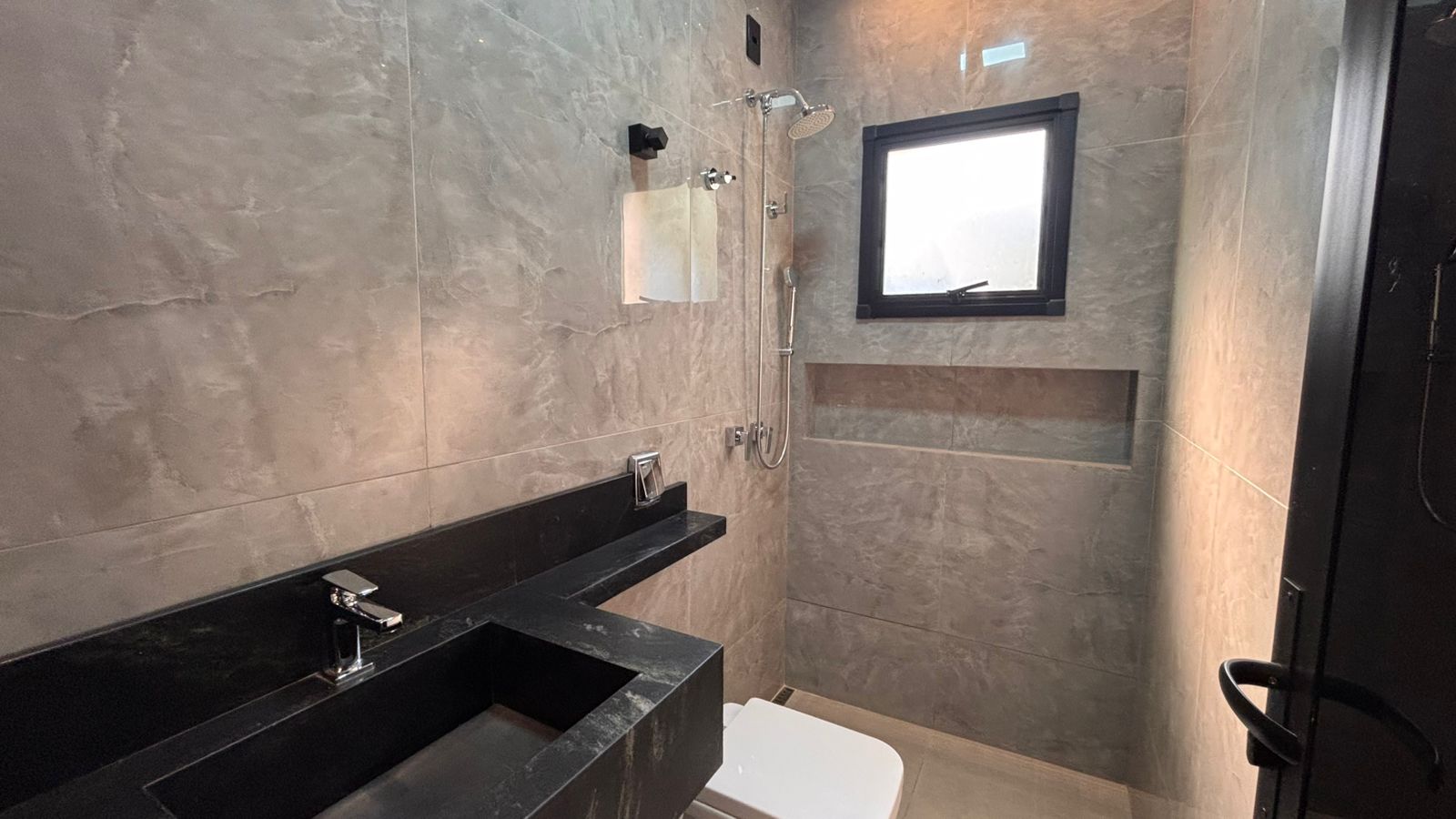 Casa térrea a venda / Jardins Barcelona / 190 m² e terreno de 300 m² / 3 suites / home theater / piscina aquecida com prainha / hidro / LED
