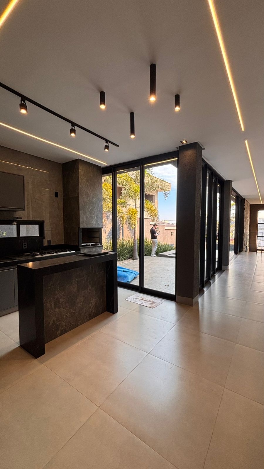 Casa térrea a venda / Jardins Barcelona / 190 m² e terreno de 300 m² / 3 suites / home theater / piscina aquecida com prainha / hidro / LED