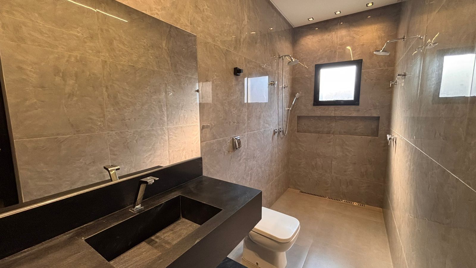 Casa térrea a venda / Jardins Barcelona / 190 m² e terreno de 300 m² / 3 suites / home theater / piscina aquecida com prainha / hidro / LED