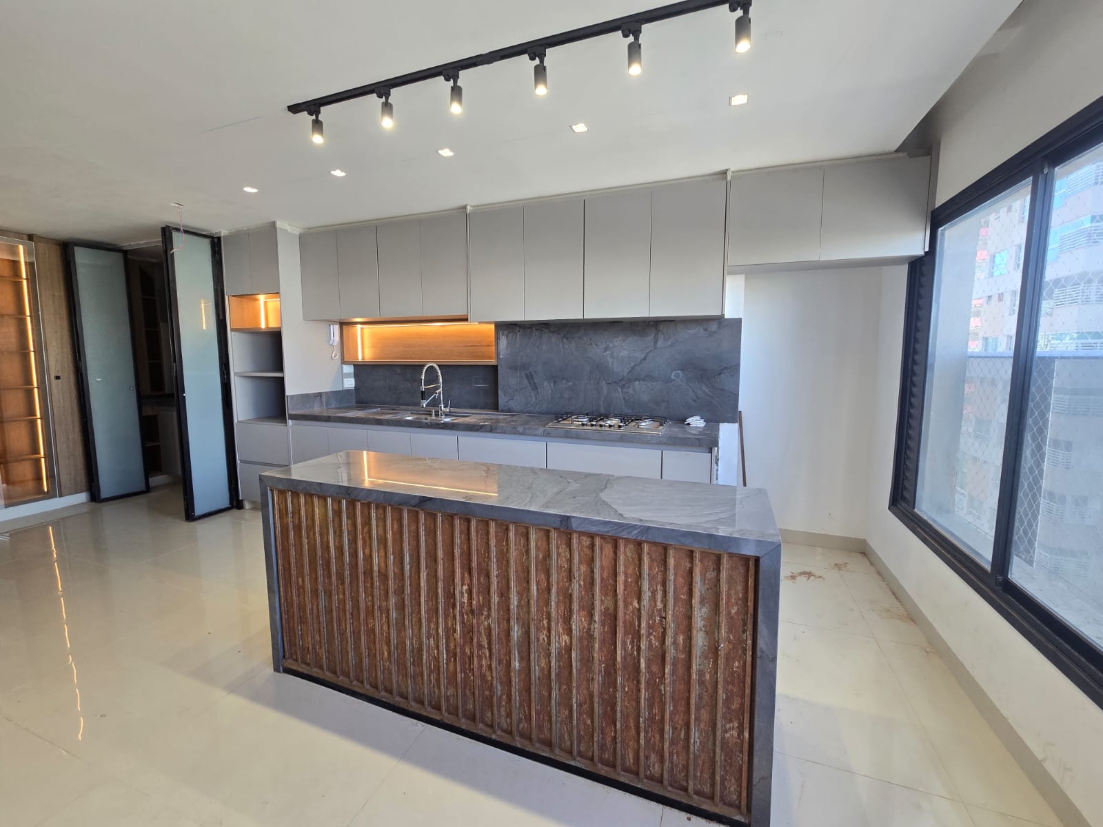 Apartamento à venda 104 m² / Setor Bueno / 2 suítes / lavabo / projeto luminotécnico e armários / prédio novo / Rua T-30