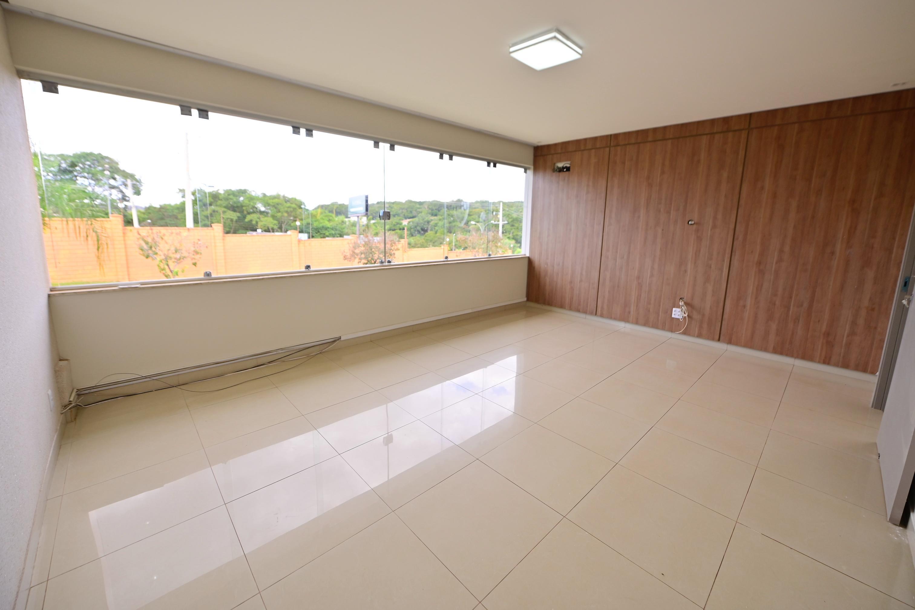 Sobrado à venda ou aluguel / alto padrão / Condomínio Alphaville Araguaia / lote de 620 m² / 404 m² de área construída / casa de esquina / posição elevada e vista permanente para a mata / • 3 suítes amplas / • Home office
