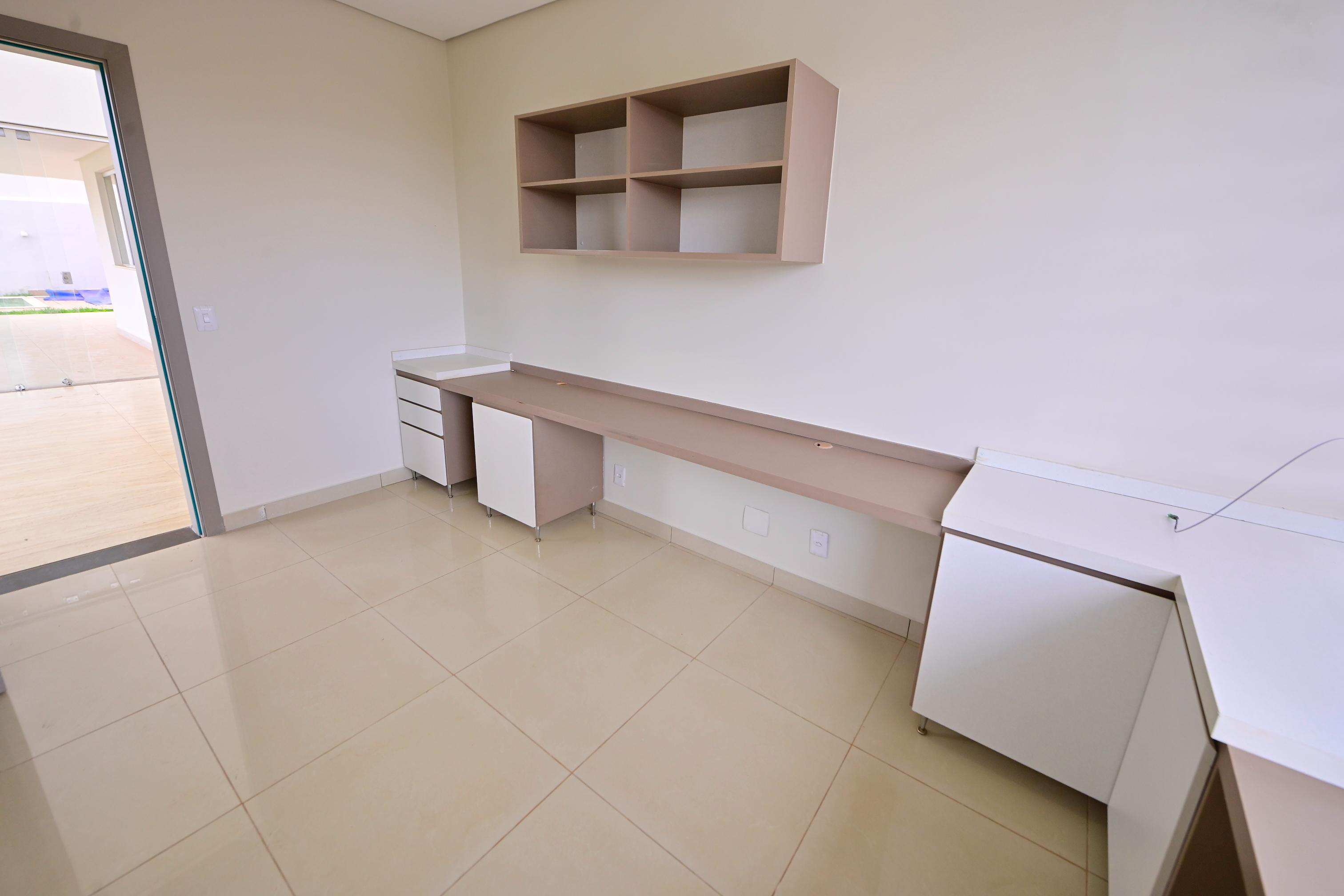 Sobrado à venda ou aluguel / alto padrão / Condomínio Alphaville Araguaia / lote de 620 m² / 404 m² de área construída / casa de esquina / posição elevada e vista permanente para a mata / • 3 suítes amplas / • Home office