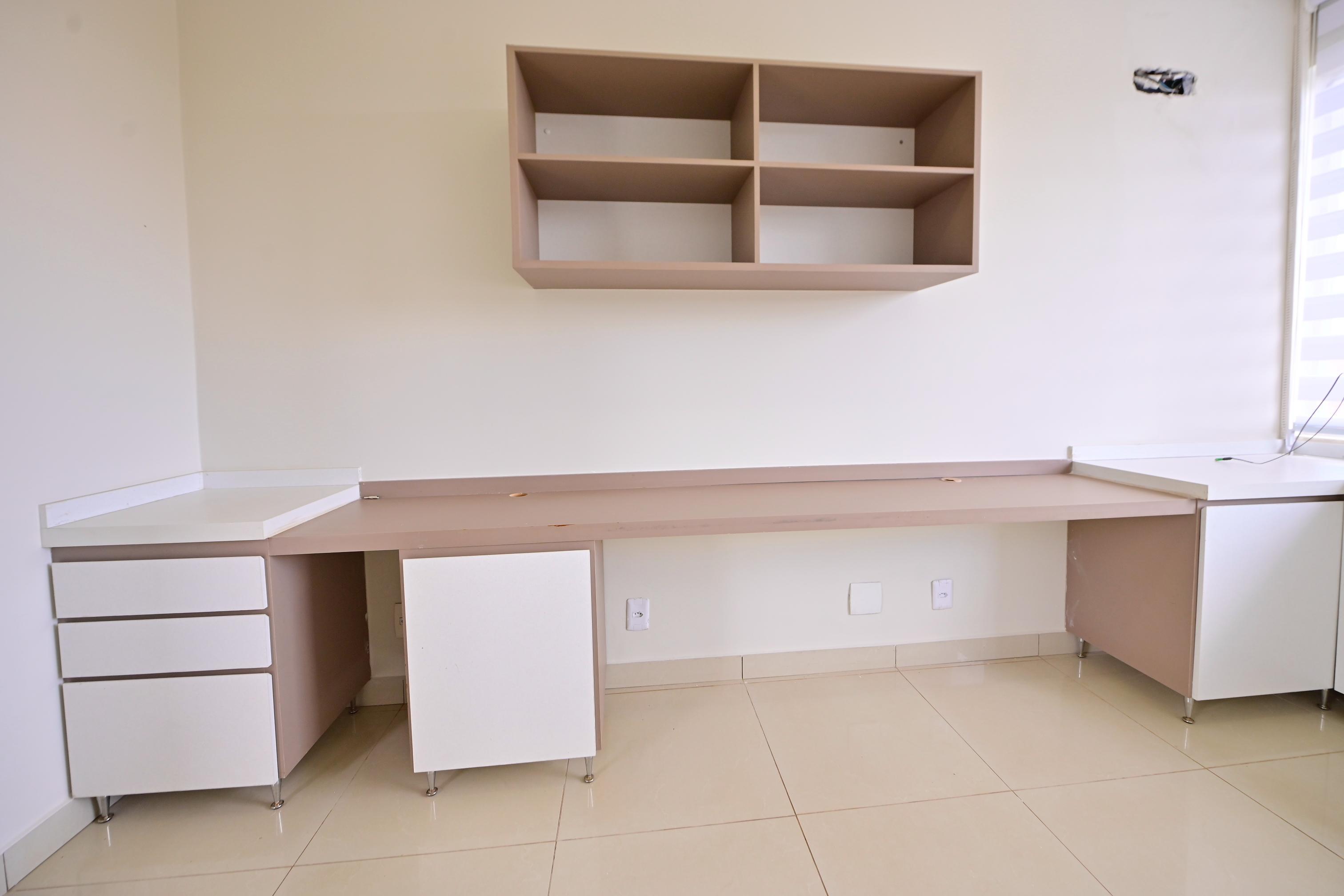 Sobrado à venda ou aluguel / alto padrão / Condomínio Alphaville Araguaia / lote de 620 m² / 404 m² de área construída / casa de esquina / posição elevada e vista permanente para a mata / • 3 suítes amplas / • Home office