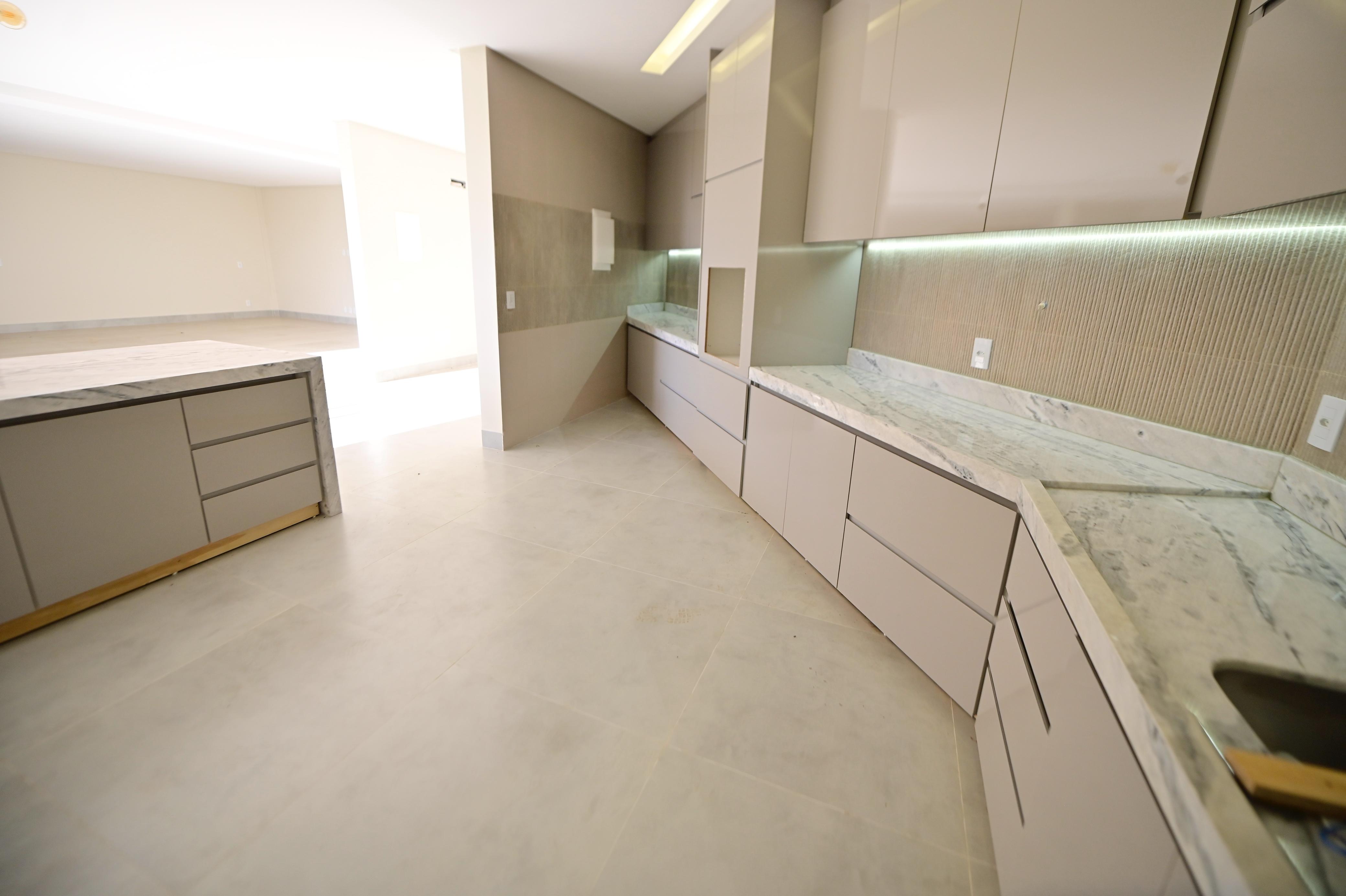 Sobrado para venda ou aluguel / Jardins Barcelona / Frente para a Mata / 3 suites / sala integrada / cozinha e banheiros com armários / piscina / novo