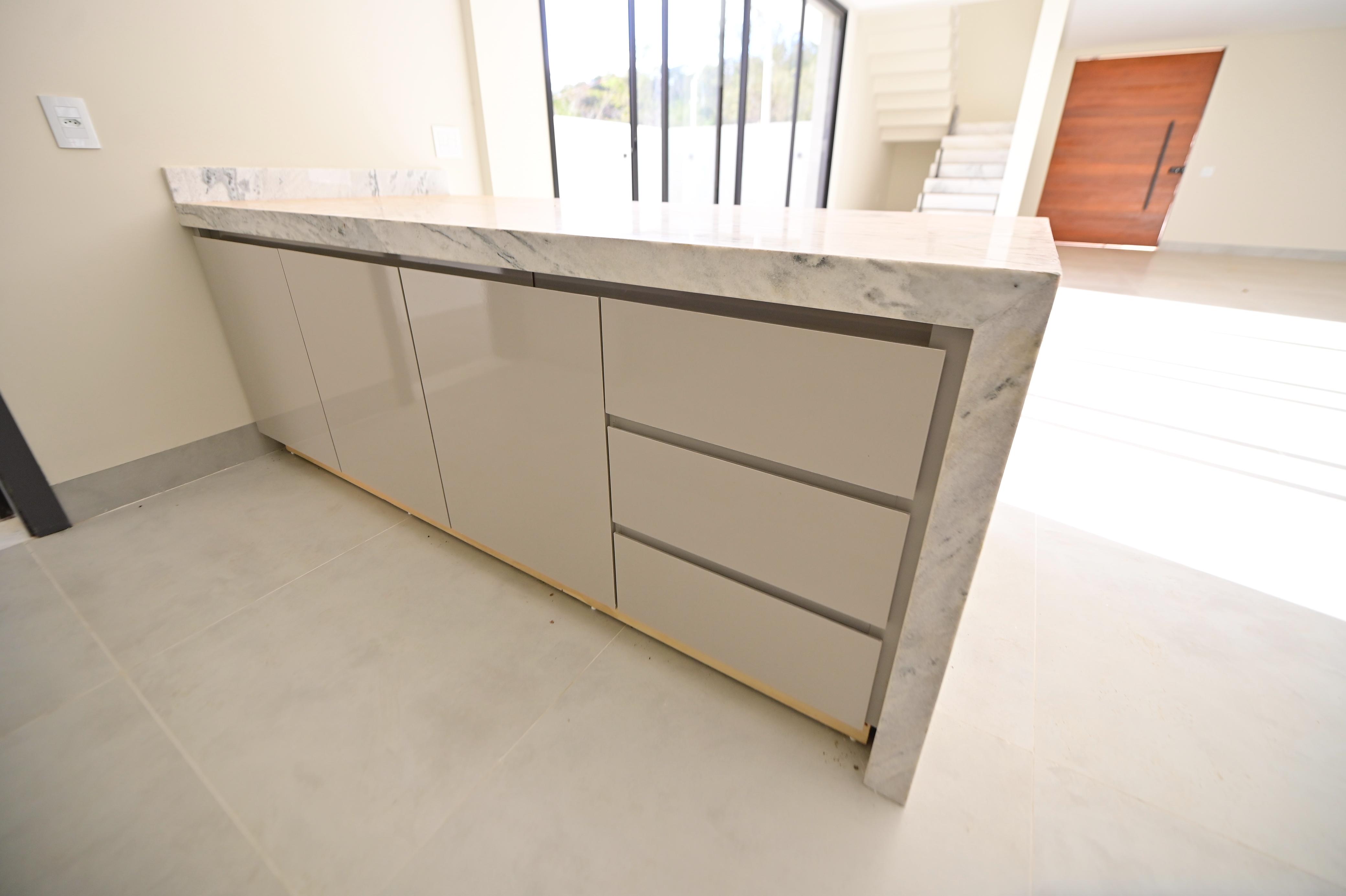 Sobrado para venda ou aluguel / Jardins Barcelona / Frente para a Mata / 3 suites / sala integrada / cozinha e banheiros com armários / piscina / novo