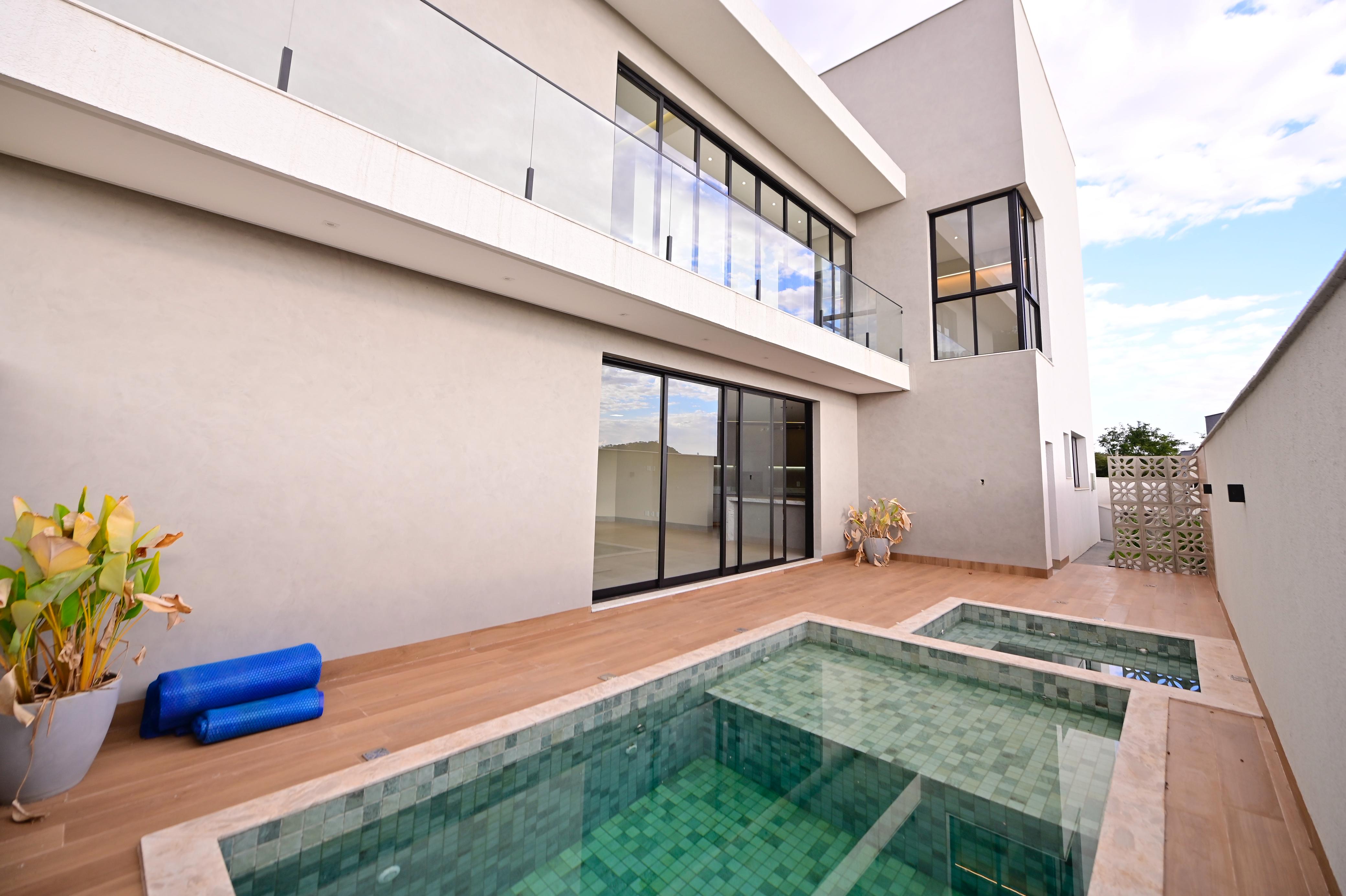 Sobrado para venda ou aluguel / Jardins Barcelona / Frente para a Mata / 3 suites / sala integrada / cozinha e banheiros com armários / piscina / novo