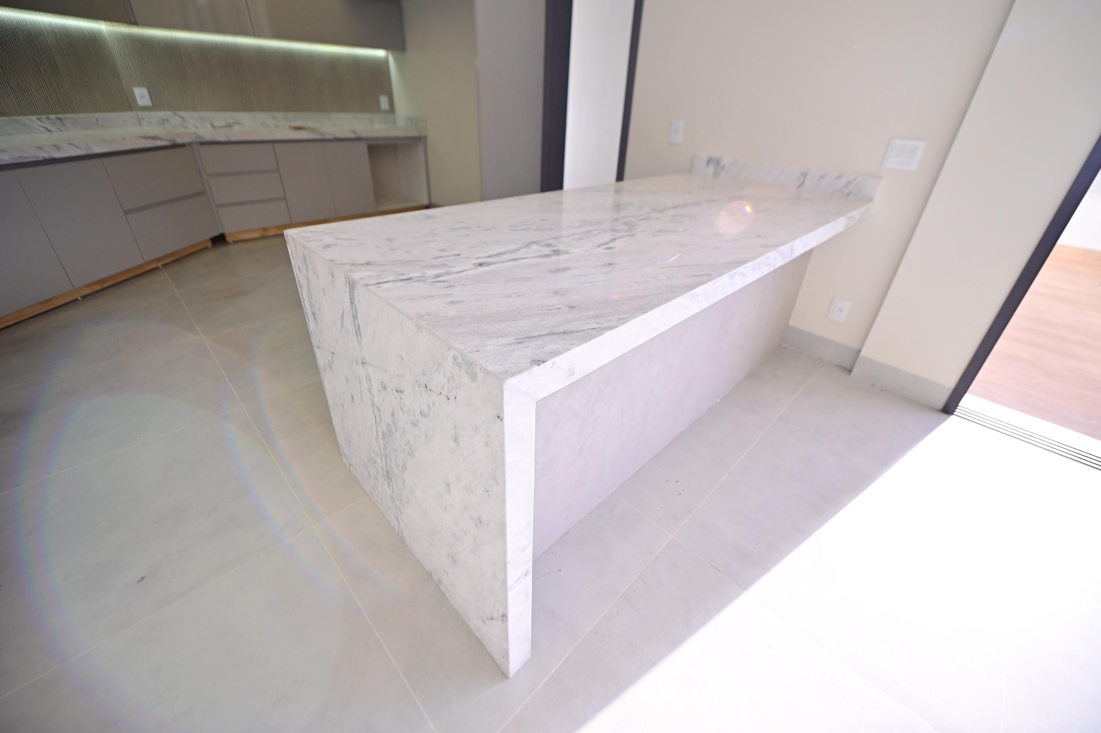 Sobrado para venda ou aluguel / Jardins Barcelona / Frente para a Mata / 3 suites / sala integrada / cozinha e banheiros com armários / piscina / novo