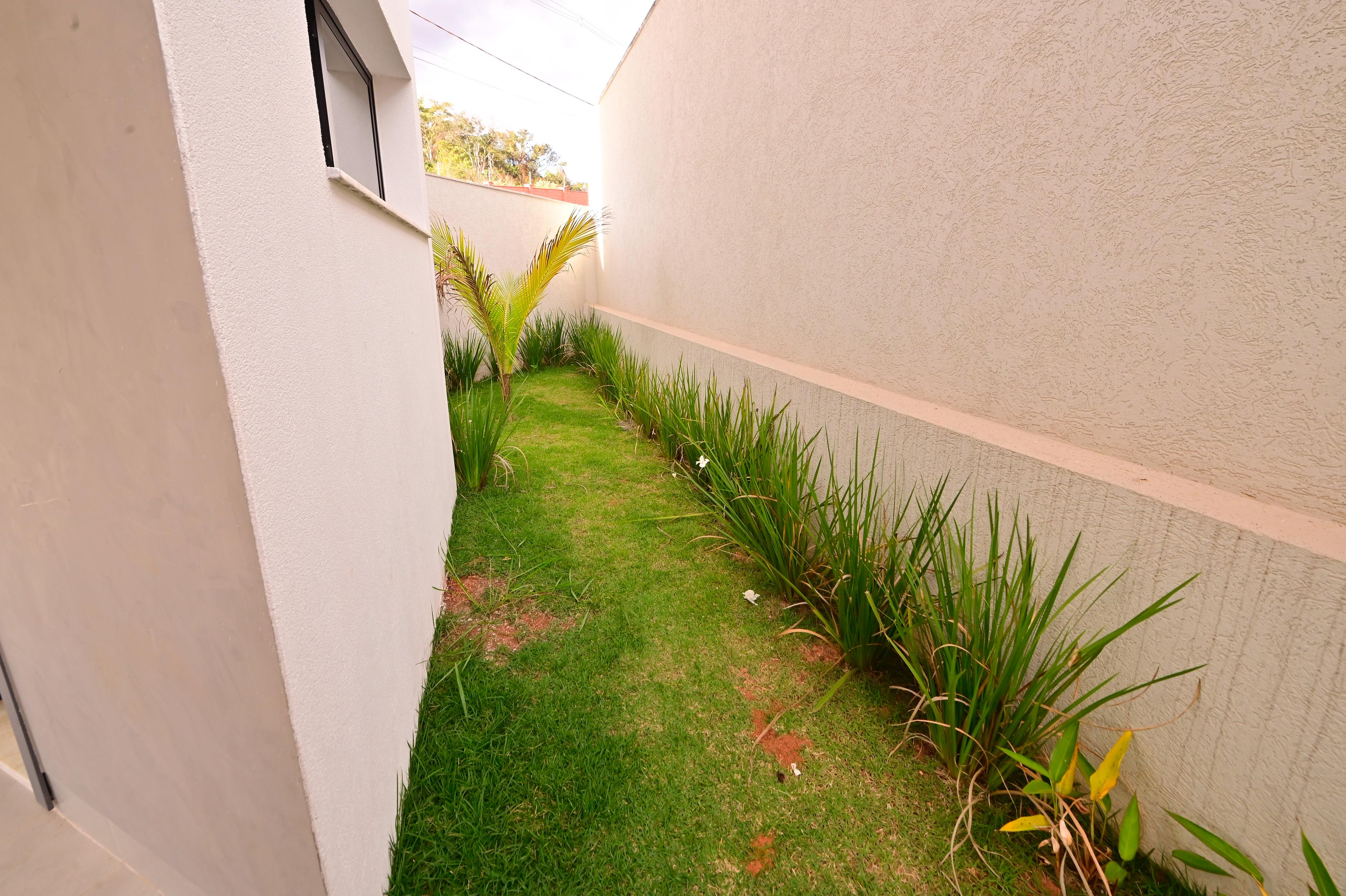 Sobrado para venda ou aluguel / Jardins Barcelona / Frente para a Mata / 3 suites / sala integrada / cozinha e banheiros com armários / piscina / novo