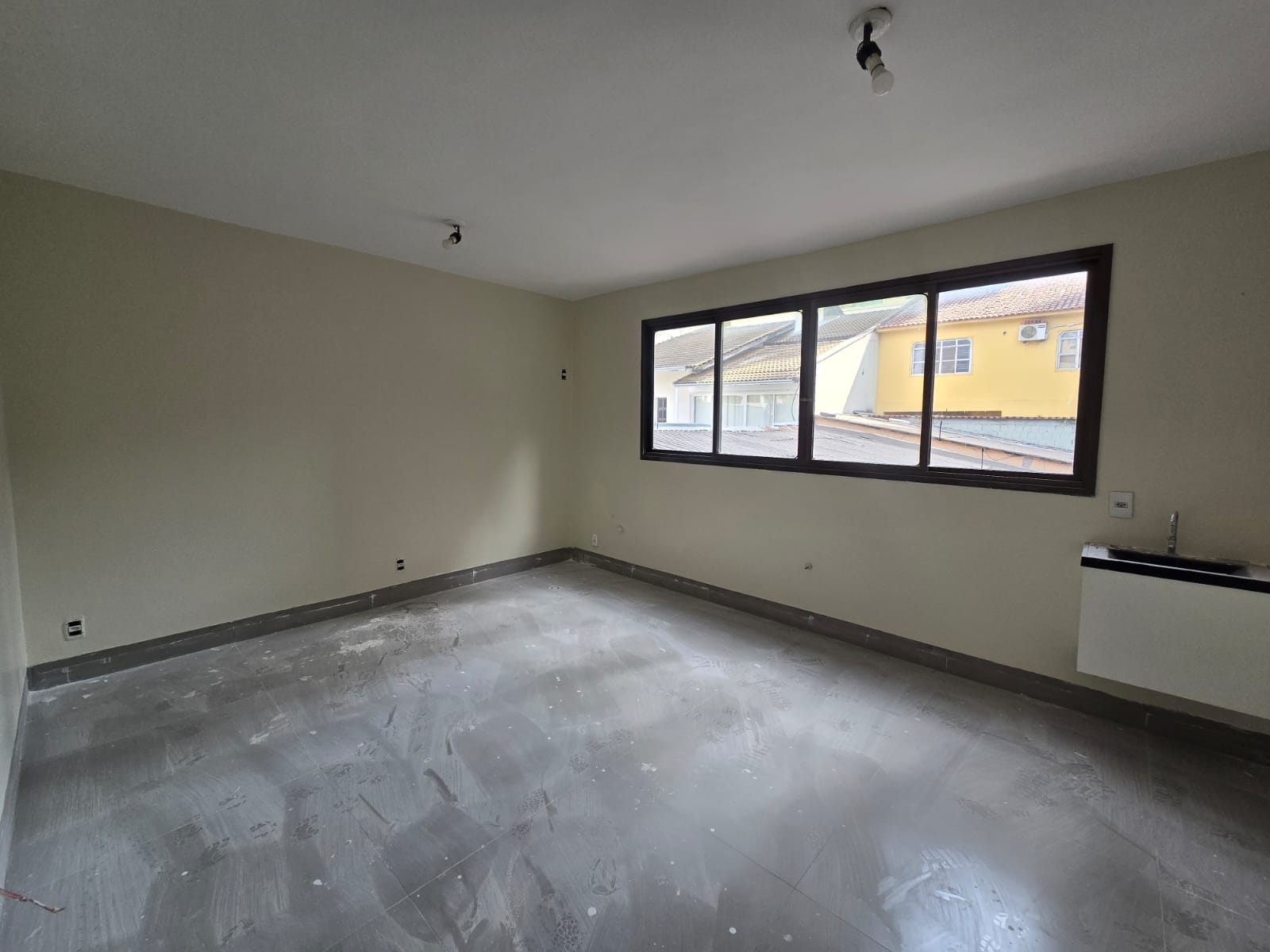 Locação de prédio comercial / Setor Marista / 650 m² / 8 vagas / 12 salas com pia / recepção / 3 salas grandes / ideal para clínicas, lojas, escolas, restaurantes