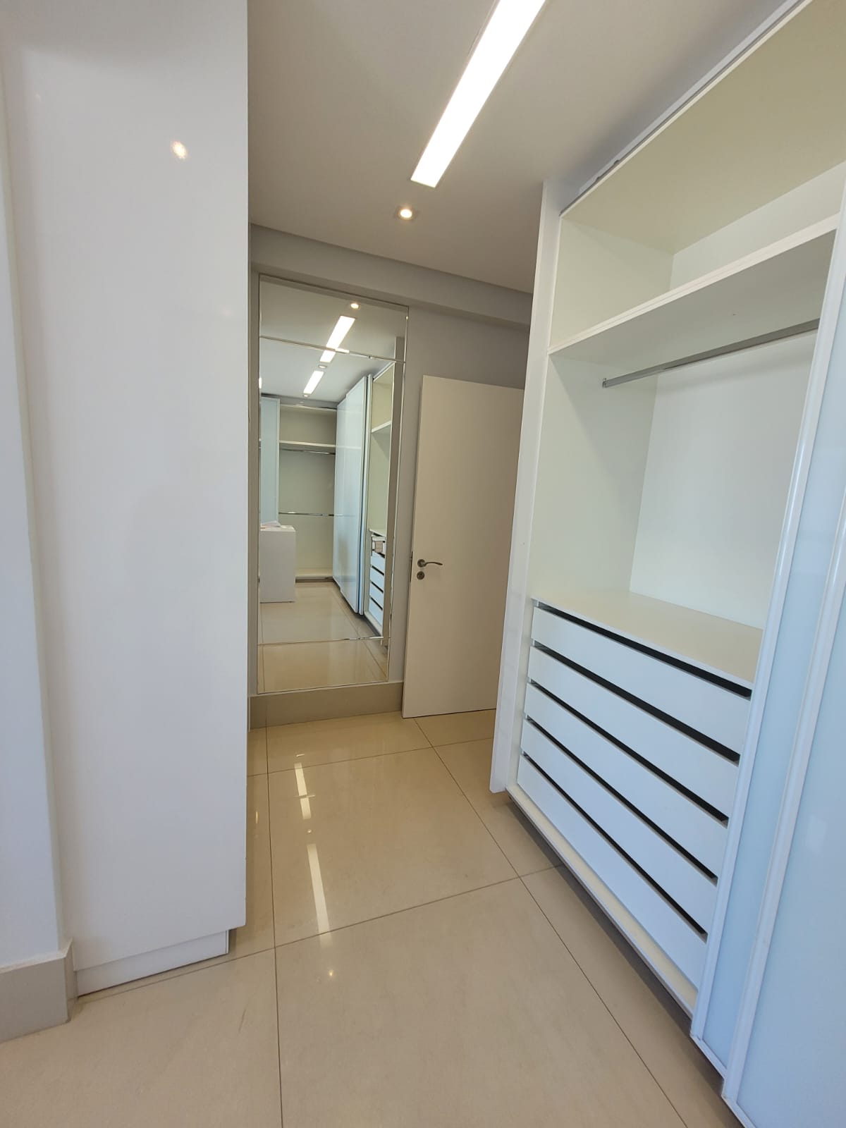 Apartamento para aluguel / Setor Marista / 160 m² / 3 suítes / 3 vagas / Varanda gourmet com churrasqueira a carvão / lavabo