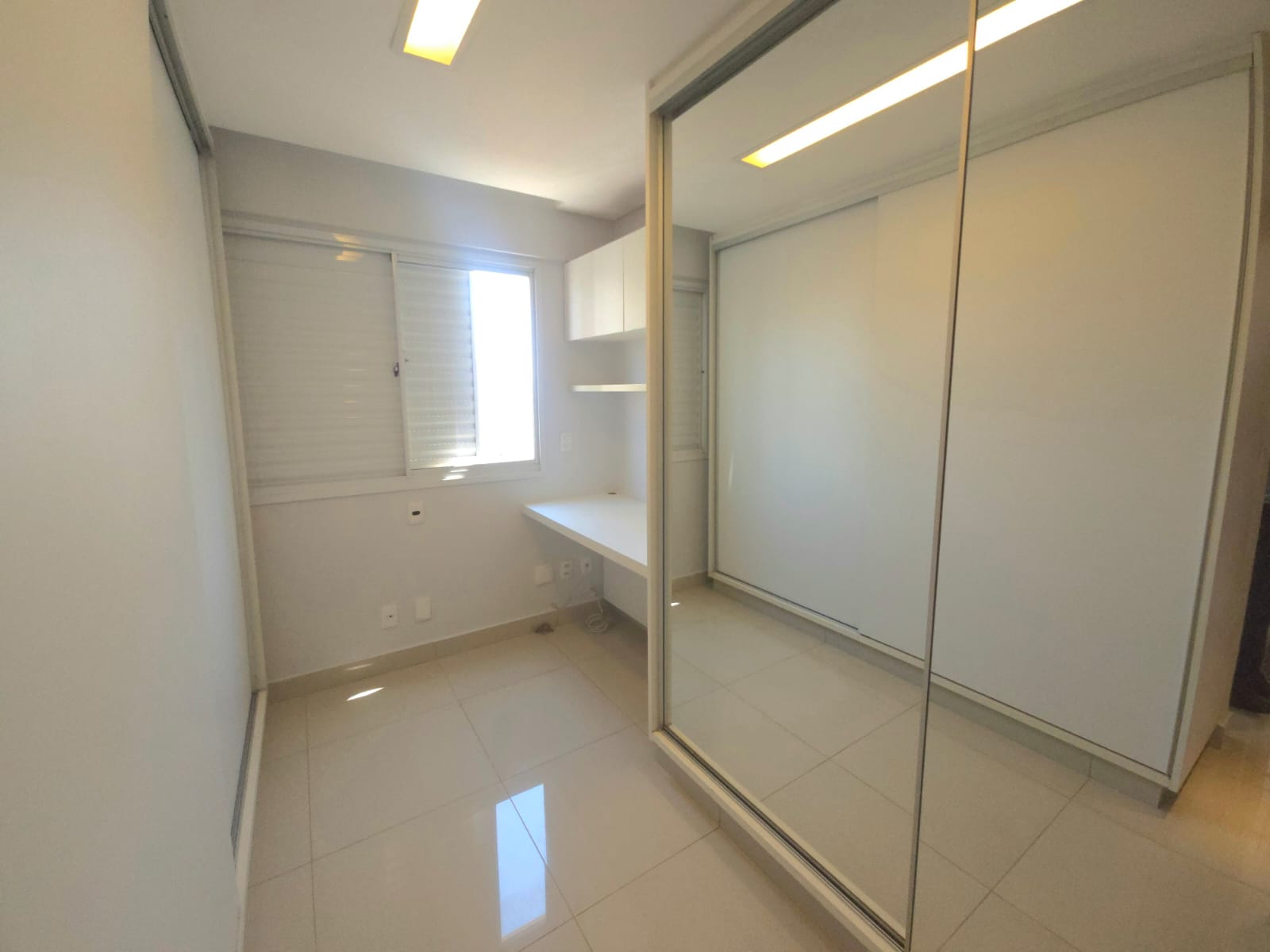 Apartamento à Venda / 02 quartos / / 1 suíte / repleto em armários / balcão gourmet / andar alto / Setor Bueno