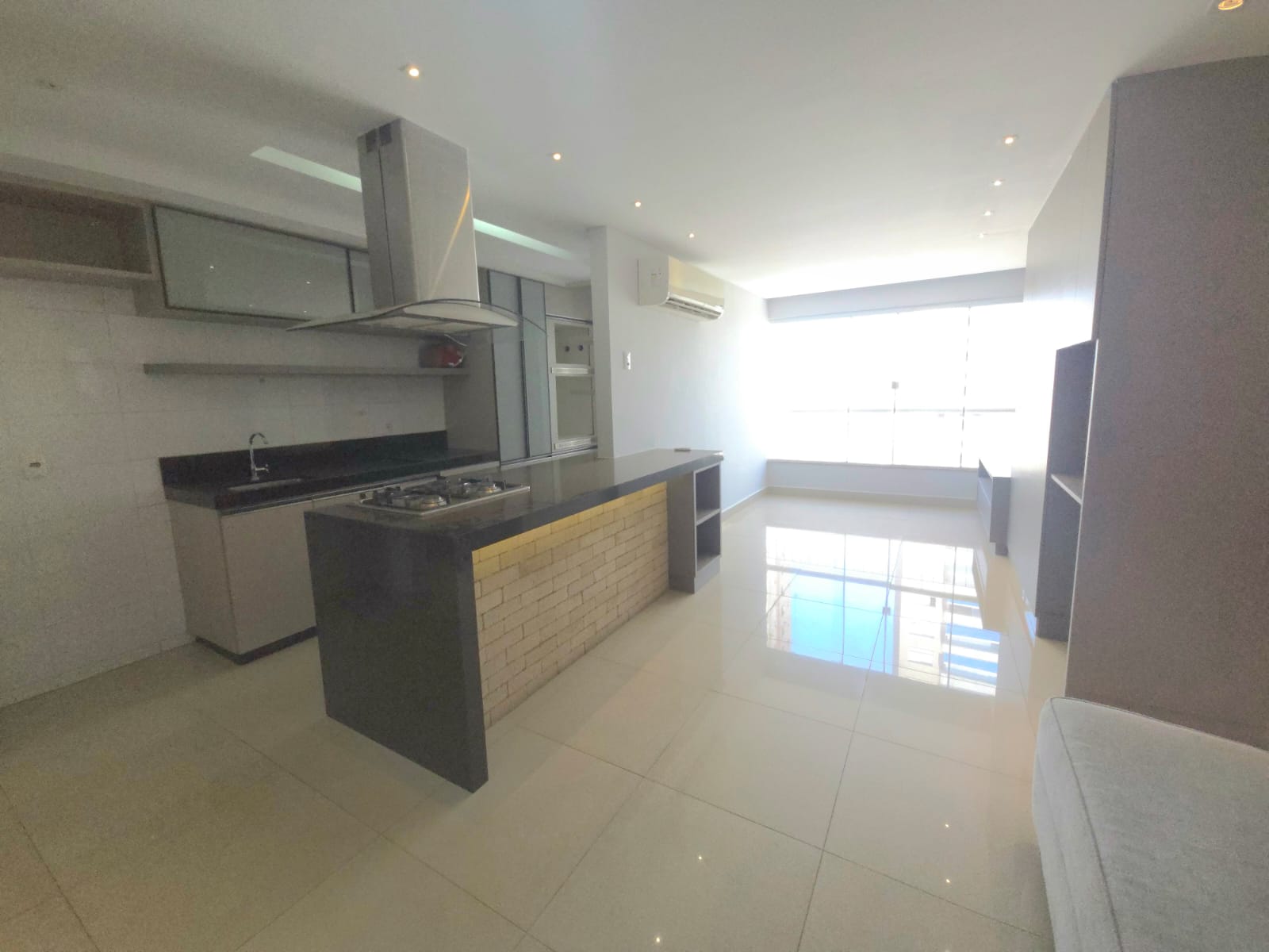 Apartamento à Venda / 02 quartos / / 1 suíte / repleto em armários / balcão gourmet / andar alto / Setor Bueno