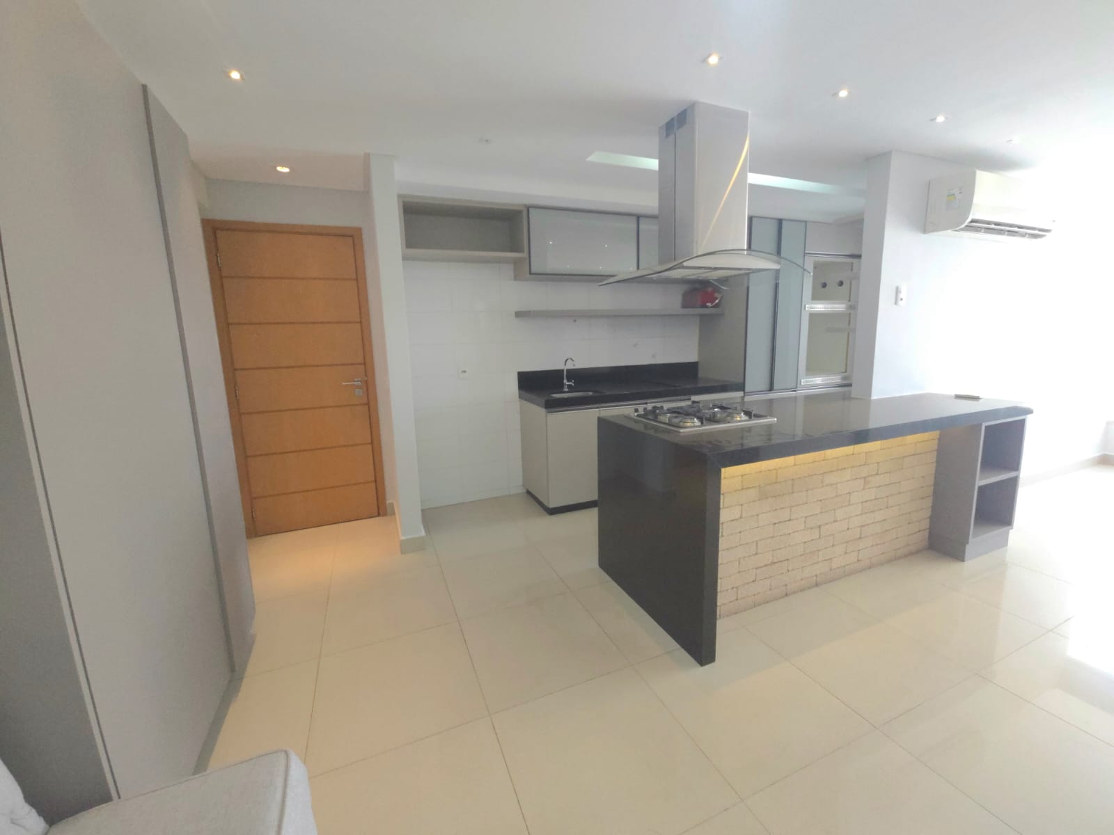 Apartamento à Venda / 02 quartos / / 1 suíte / repleto em armários / balcão gourmet / andar alto / Setor Bueno