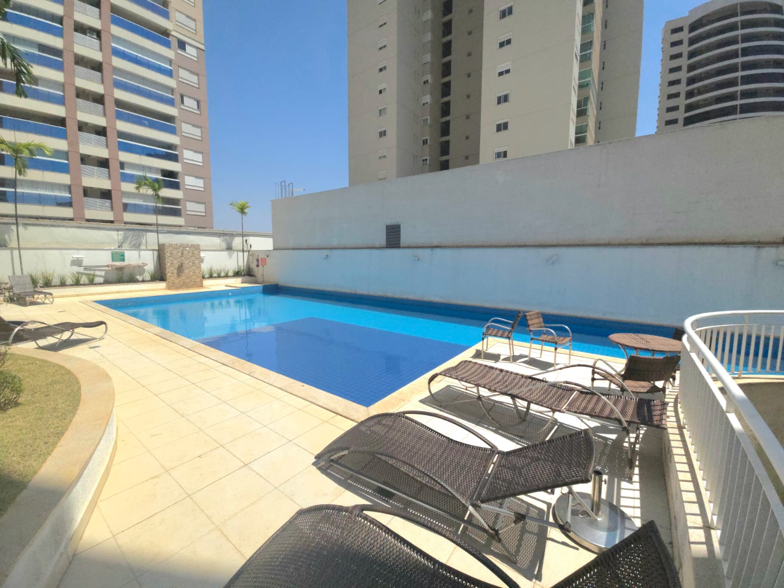 Apartamento à Venda / 02 quartos / / 1 suíte / repleto em armários / balcão gourmet / andar alto / Setor Bueno
