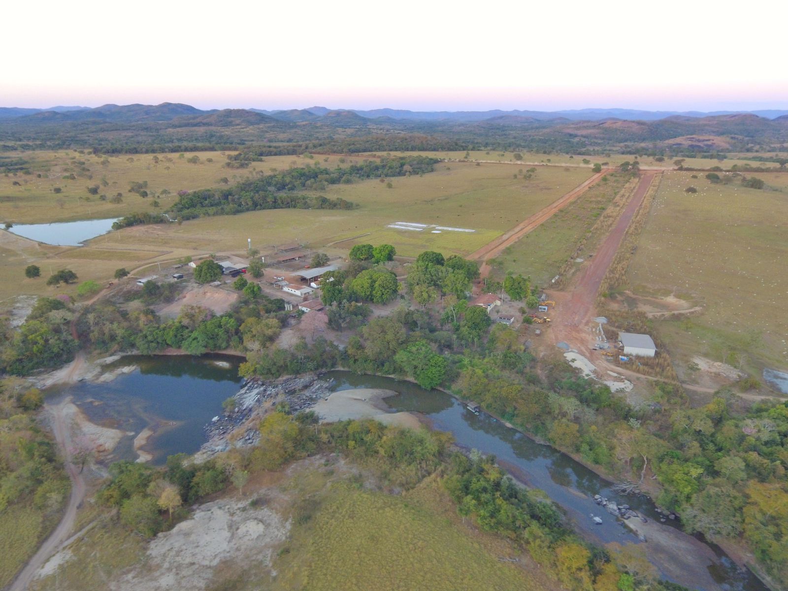 Fazenda à Venda em Serranópolis / 3038 hectares de área total / 1200 hectares de área em lavouras / benfeitorias completas / 2.429 hectares de área aberta