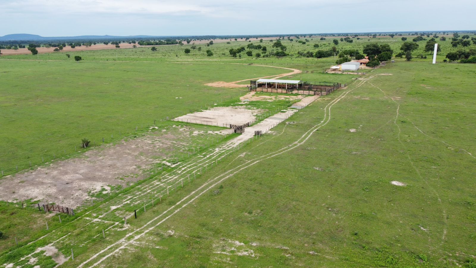 Fazenda à Venda em Araguaiana - MT / 4.158 hectares de área total / 2.900 hectares de área de pastagem / 23 divisões de pasto / curral com brete e balança / galpão de máquinas