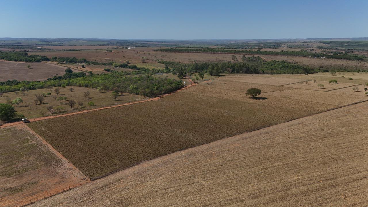 Fazenda de Alto Padrão / 18alq(GO) de Terra de cultura / São Miguel do Passa Quatro / 80km de Goiânia / 400 cabeças de gado / 850 metros de altitude / Fazenda plana / Benfeitorias Completas