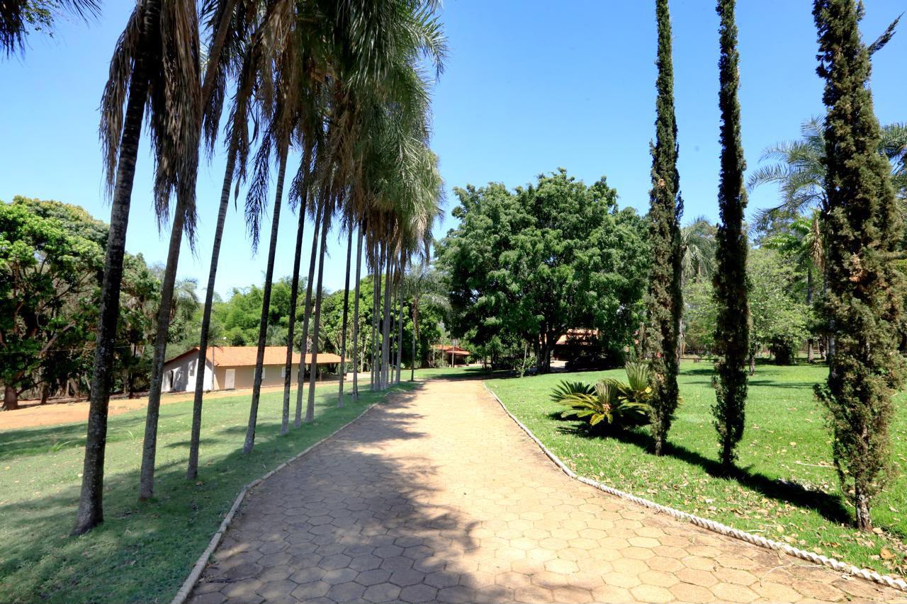 Fazenda de Alto Padrão / 18alq(GO) de Terra de cultura / São Miguel do Passa Quatro / 80km de Goiânia / 400 cabeças de gado / 850 metros de altitude / Fazenda plana / Benfeitorias Completas