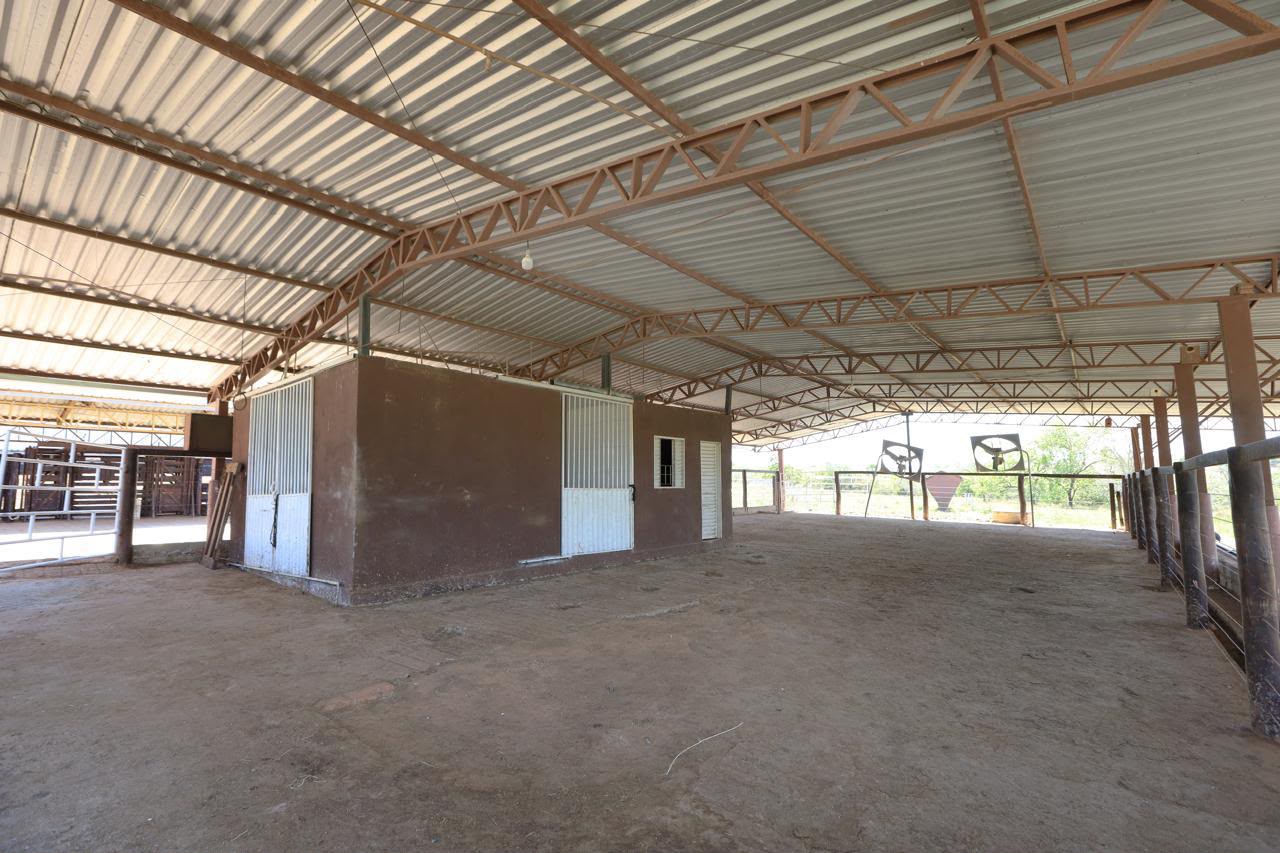 Fazenda de Alto Padrão / 18alq(GO) de Terra de cultura / São Miguel do Passa Quatro / 80km de Goiânia / 400 cabeças de gado / 850 metros de altitude / Fazenda plana / Benfeitorias Completas