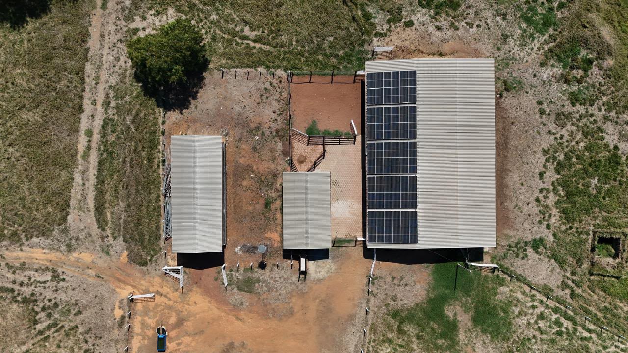 Fazenda de Alto Padrão / 18alq(GO) de Terra de cultura / São Miguel do Passa Quatro / 80km de Goiânia / 400 cabeças de gado / 850 metros de altitude / Fazenda plana / Benfeitorias Completas
