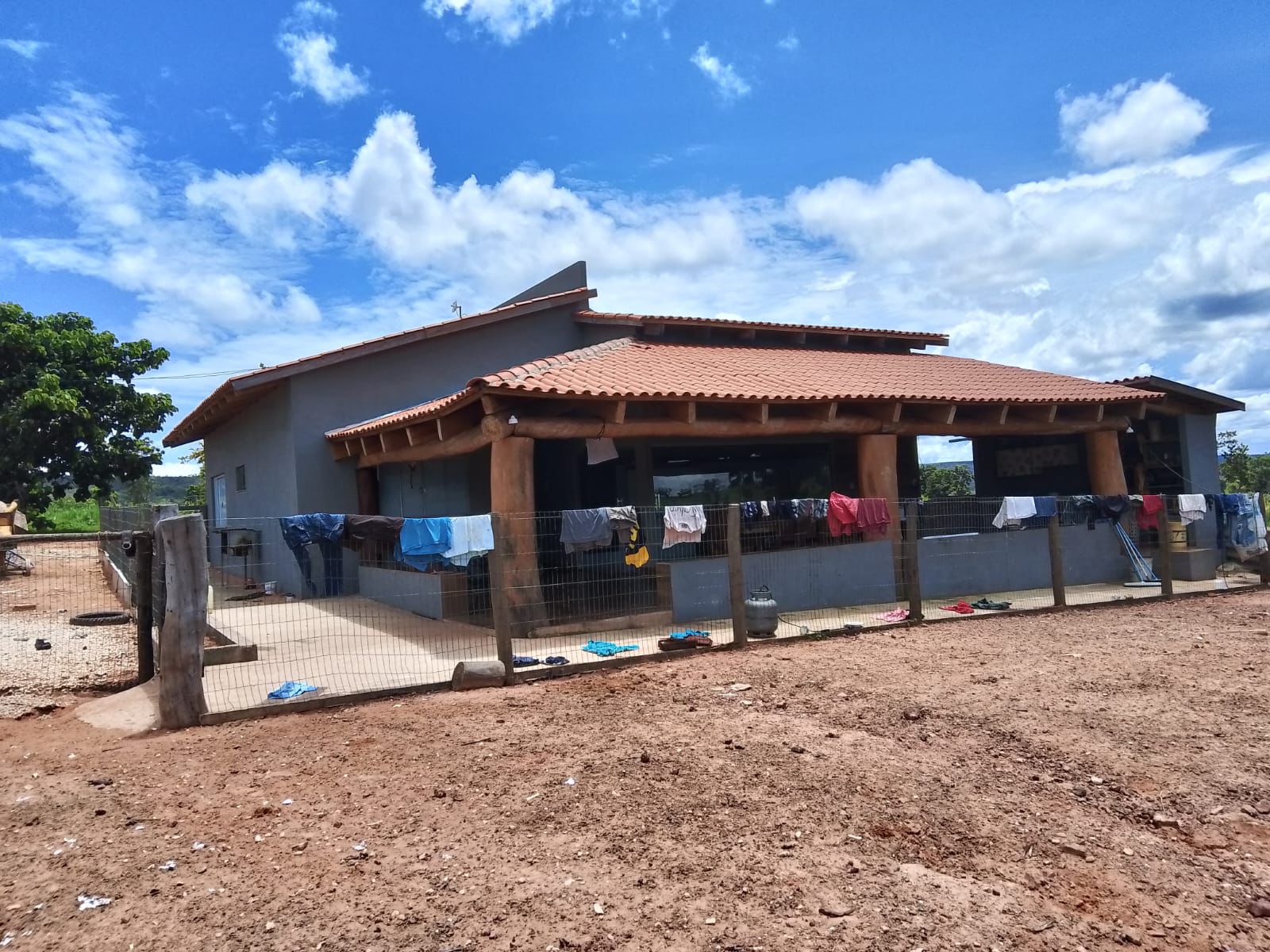 Fazenda em Tesouro, MT / 1936 hectares de área total / 1000 hectares de área em pastagem / Topografia plana e ondulada / 2 currais simples / 150km de Barra do Garças - MT